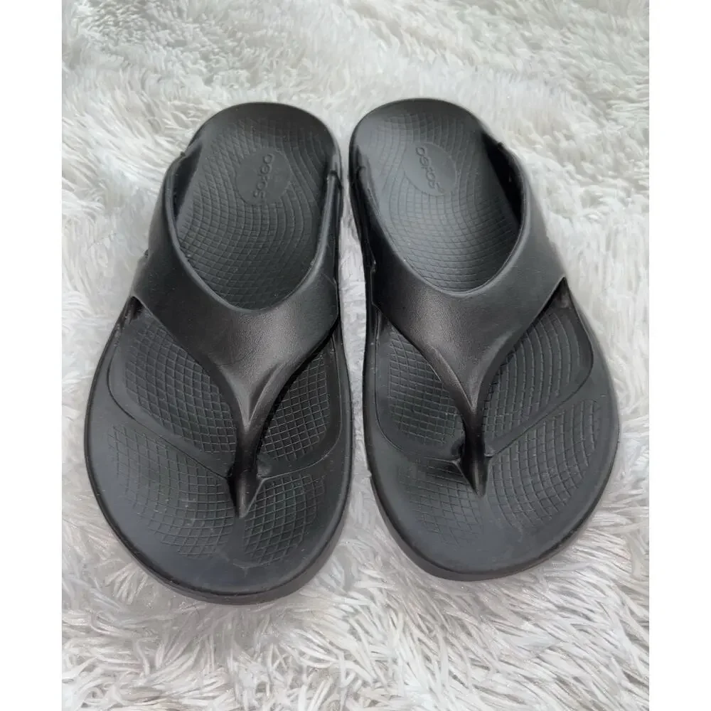 Oofos Black W11 M9 Classic Recovery Flip Flops. Fantastic Pair. Comfortable